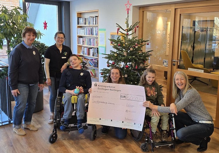 scheckübergabe Weihnachts-Päckchen-Packaktion